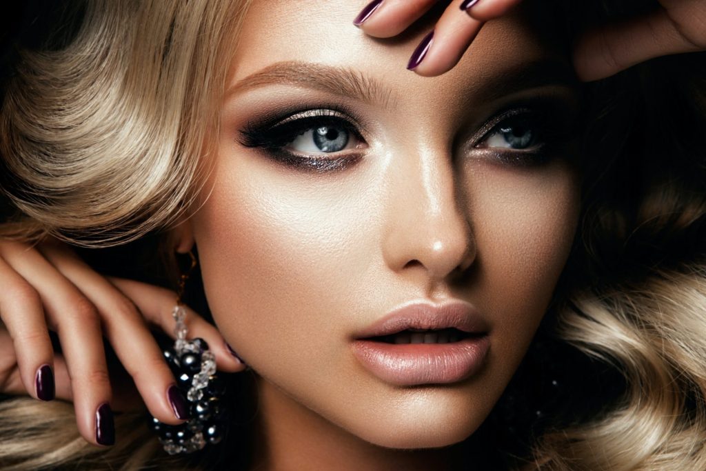 cara de mujer modelo rubia